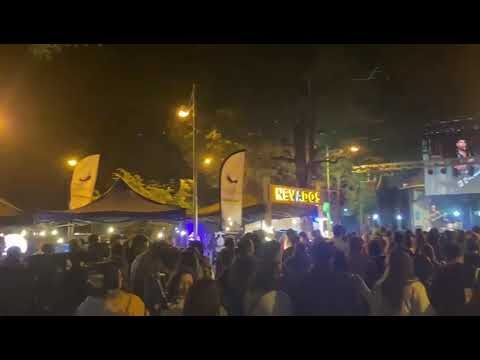 Vibrante Ambiente Festivo en un Festival de Cerveza Artesanal