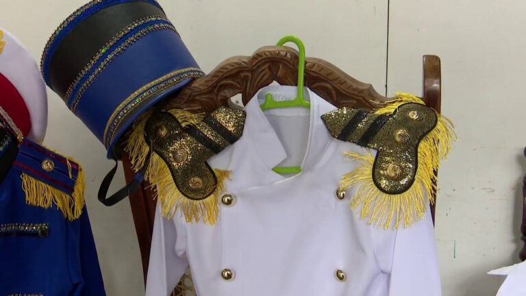 Estilo Festivalero: Ideas para Llevar Chalecos de Flecos