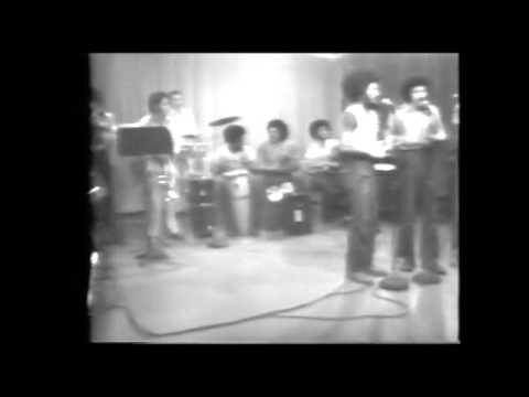 Celebrando la Alegr&iacute;a y la Camarader&iacute;a en un Festival de Baile en Grupo