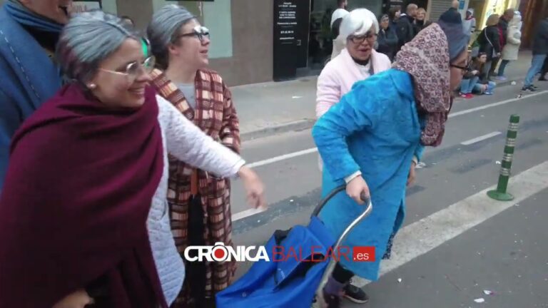 Celebrando la Diversi&oacute;n en un Desfile Festivo