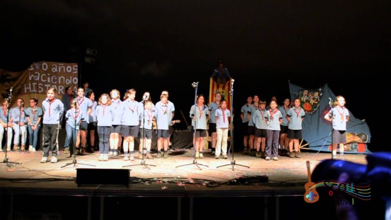 Risas Compartidas en un Festival de Recuerdos