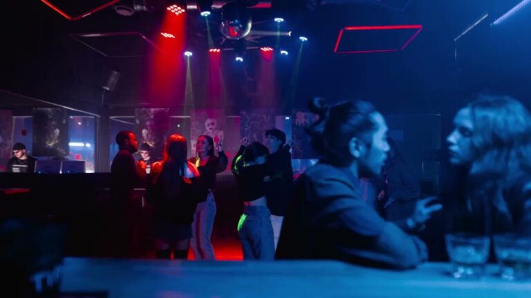 Vive la Magia del Ambiente Festivo en las Discotecas del Evento