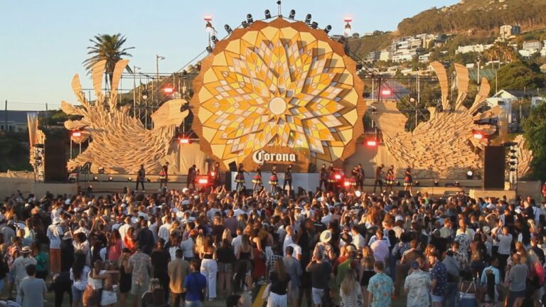 Momentos M&aacute;gicos: Reuni&oacute;n con Amigos en un Festival al Atardecer