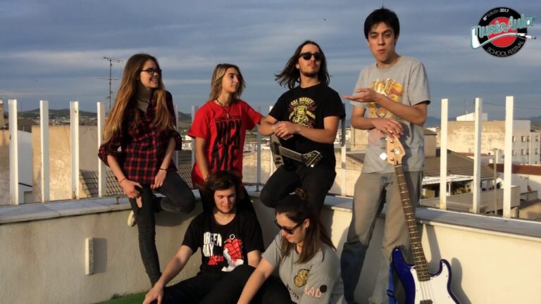 La complicidad entre amigos en un festival