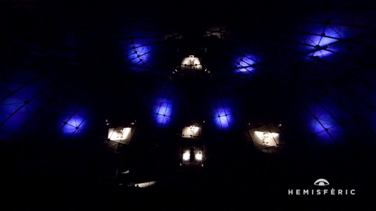 Espect&aacute;culo de M&uacute;sica en Vivo con Juegos de Luces Deslumbrantes