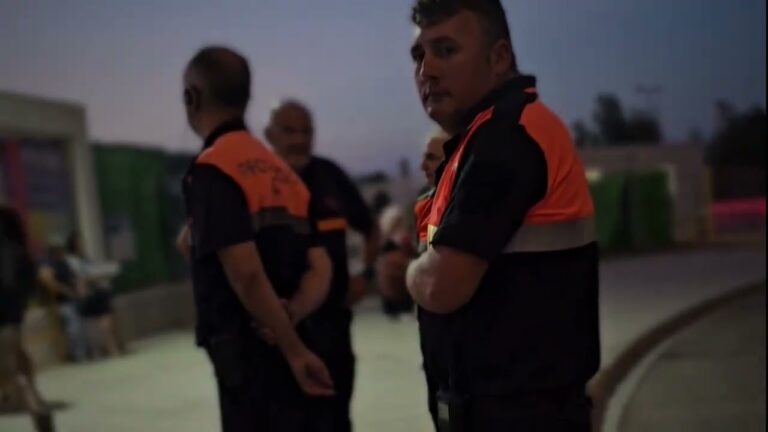 Ambiente Festivo en el Escenario Principal