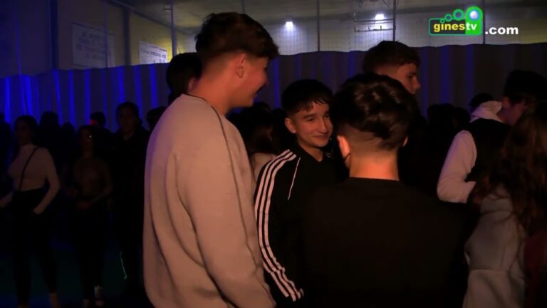 Disfrutando la Convivencia en una Fiesta Nocturna
